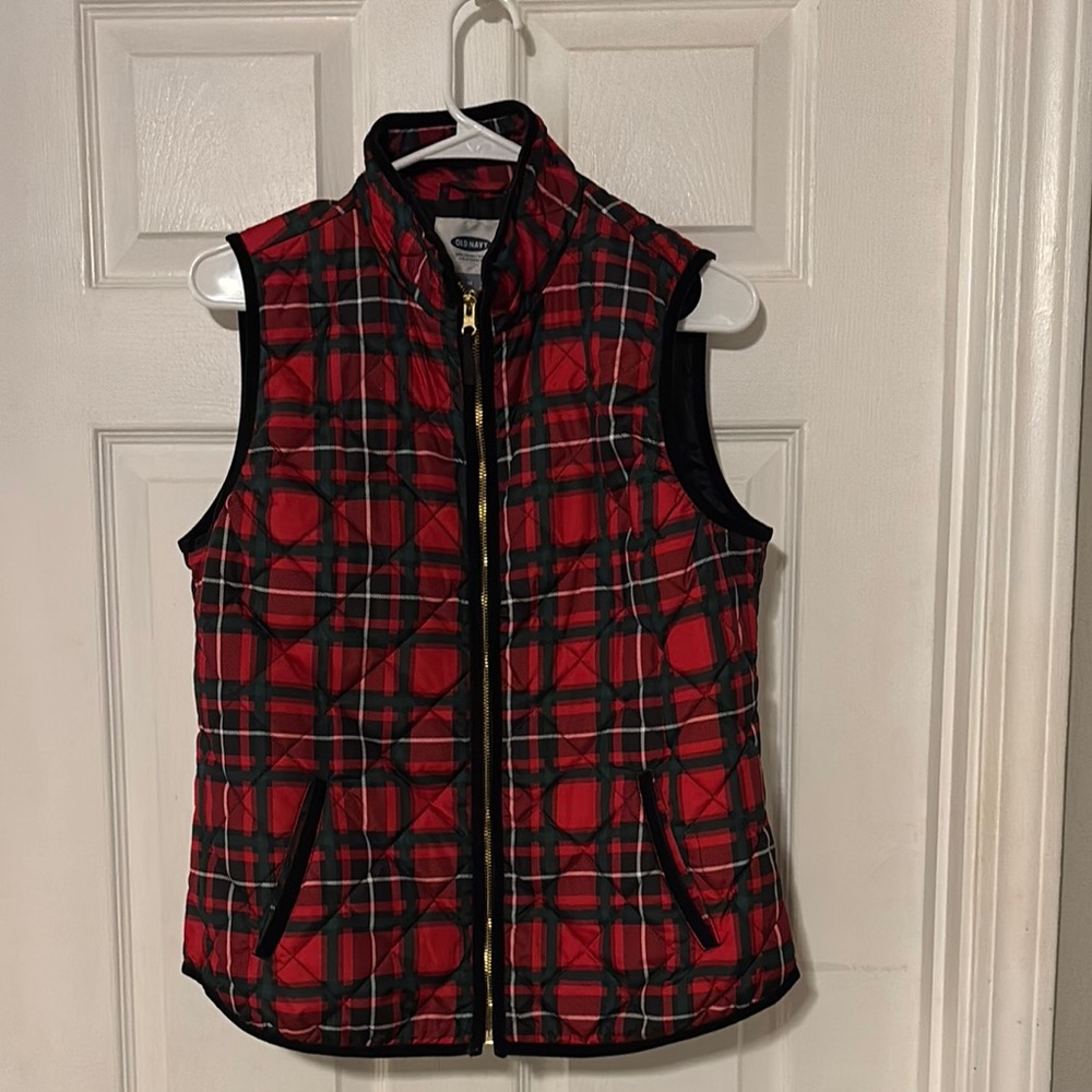Old Navy Red and Black Plaid Vest. Medium. Perfect to wear in the Fall!